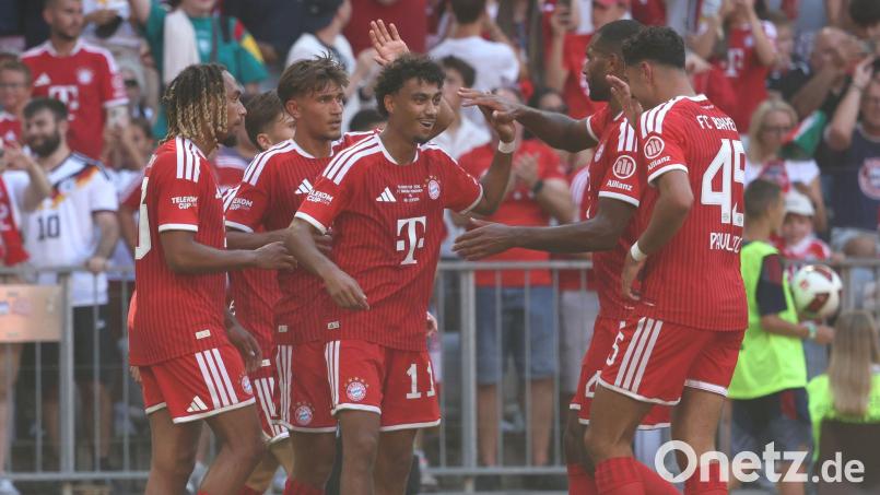 Die Bayern feiern Nene Brown und sein erstes Tor für den Deutschen Meister. Beim 2.1 gegen RB Leipzig machte er den zweiten Treffer. Bild: Karl-Josef Hildenbrand/dpa