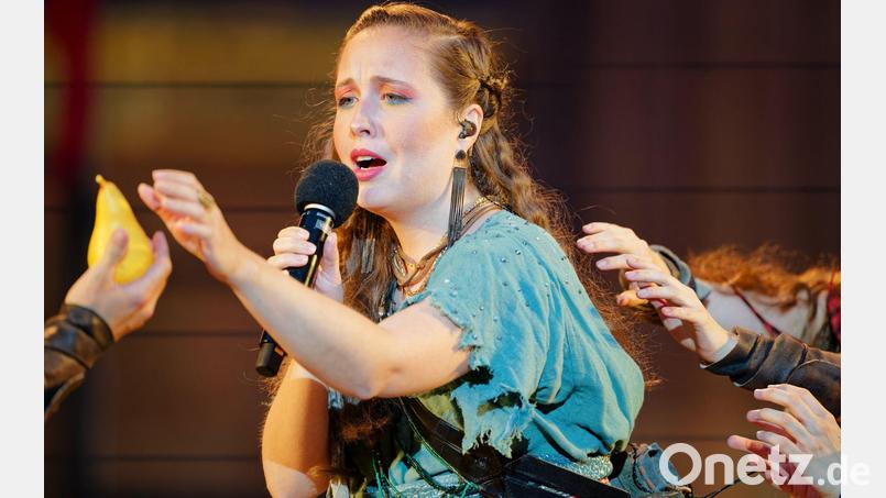 Alice im Nibelungenland: Merton wurde 2017 mit dem Hit „No Roots“ international bekannt. (Archivbild) Bild: Uwe Anspach/dpa