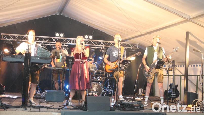 Die Band "Freistaat Live" sorgt für Partystimmung pur. Bild: Josef Pilfusek