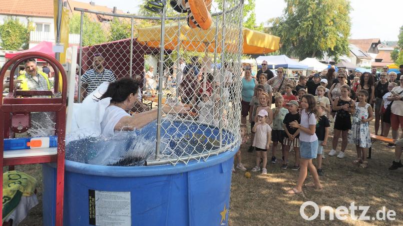 Bürgermeisterin Birgit Barth fällt am Easy Dunker das erste Mal ins Wasser. Bild: Klaus Trenz