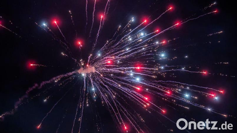 Wegen der Trockenheit entfällt das Feuerwerk am Dachauer Volksfest. (Symbolbild) Bild: Silas Stein/dpa