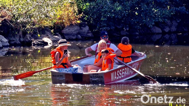 Mit einem Boot der Wasserwacht Neustadt konnten die Kinder eine Runde auf der Waldnaab drehen. Bild: Reinhard Kreuzer