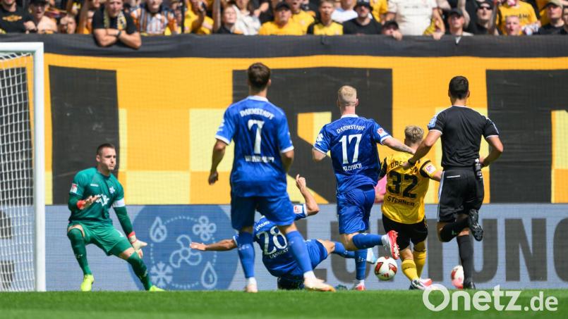 Jonas Sterner (Dynamo Dresden, 2.v.r) erzielt das Tor zum 1:0. Bild: Robert Michael/dpa