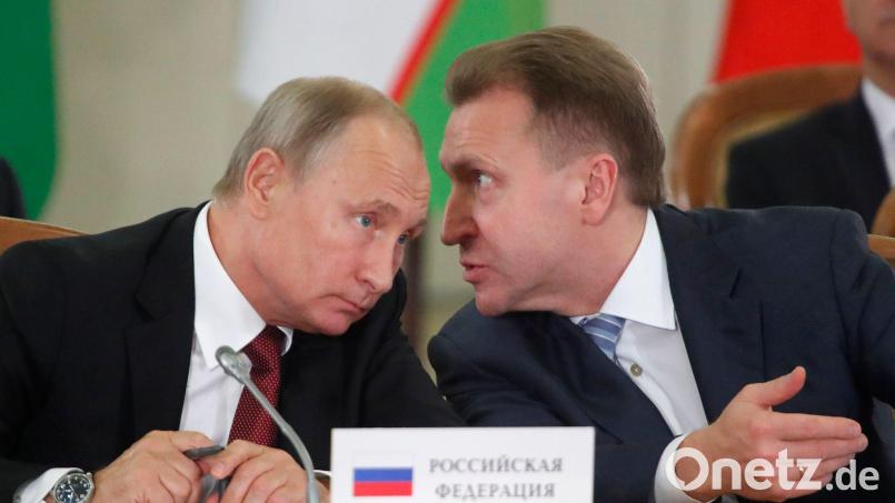 Der Chef der VEB.RU, Igor Schuwalow (r.), hat laut Medien seinen Chefvolkswirt Andrei Klepatsch entlassen, weil der eine Niederlage Russlands vorhergesagt hat. (Archivbild) Bild: picture alliance / Maxim Shemetov/POOL REUTERS/AP/dpa