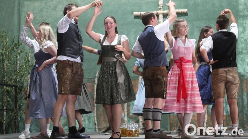 Paar- und Figurentänze zeigte die Katholische Landjugendbewegung Mitterauerbach beim Musikantentreffen anlässlich des Feuerwehrfestes in Mitter- und Oberauerbach. Bild: Rudolf Hirsch