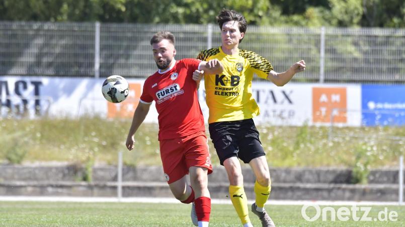 Jonas Pirner (rechts, Szene aus einem früheren Spiel) und der FC Amberg mussten sich beim Debüt von Trainer Erkan Kara bei der DJK Vornbach knapp mit 1:2 geschlagen geben. Archivbild: Hubert Ziegler
