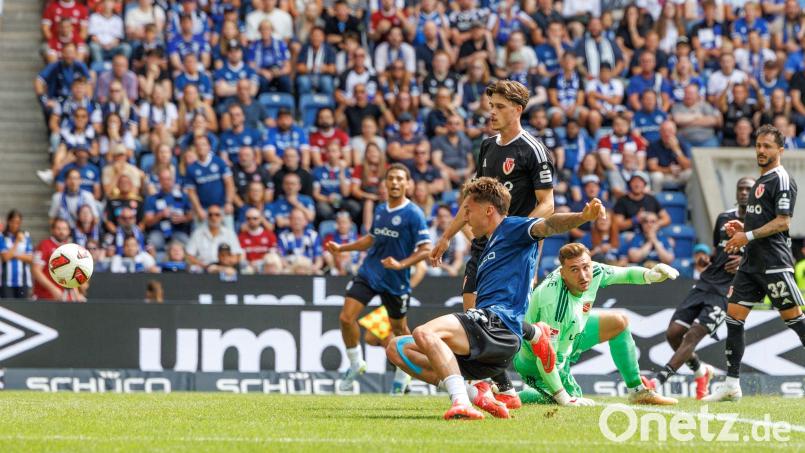 Bielefelds Dreierpacker Joel Grodowski (vorne) schiebt den Ball zum 1:0 über die Torlinie. Bild: Friso Gentsch/dpa