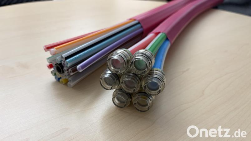 Mit diesen Leitungen werden die Hausanschlüsse verlegt. In das Rohr wird dann die hauchdünne Glasfaser eingeblasen. Bild: Joachim Gebhardt