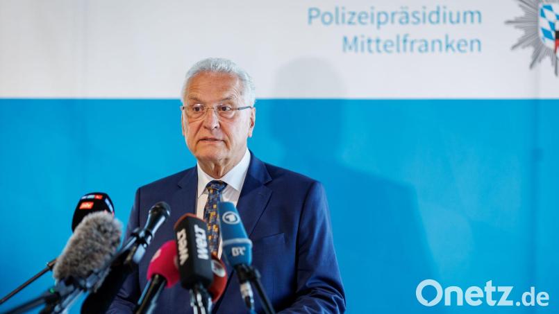 Bayerns Innenminister Joachim Herrmann (CSU) hält nichts von einem SPD-Vorschlag, im Grundgesetz eine Gemeinschaftsaufgabe zur Klimaanpassung festzuschreiben. (Archivbild) Bild: Daniel Karmann/dpa