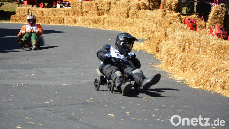 Beim Bobby-Car-Rennen in Münchenreuth rasten die Teilnehmer bei Temperaturen über 30 Grad über die 300 Meter lange Strecke durchs Dorf. Bild: Josef Rosner