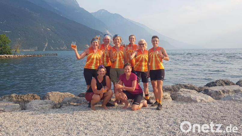 Ein Glas Aperol auf eine gelungene Tour: Im Bild stehend von links Anita Obermeier, Marion Wegerer, Corinna Lukestik, Daniela Lottner, Rosi Kielbaum und Sabine Eichinger. Unten die beiden neu gewonnenen Freundinnen Moni und Evelyn. Bild: Corinna Lukestik