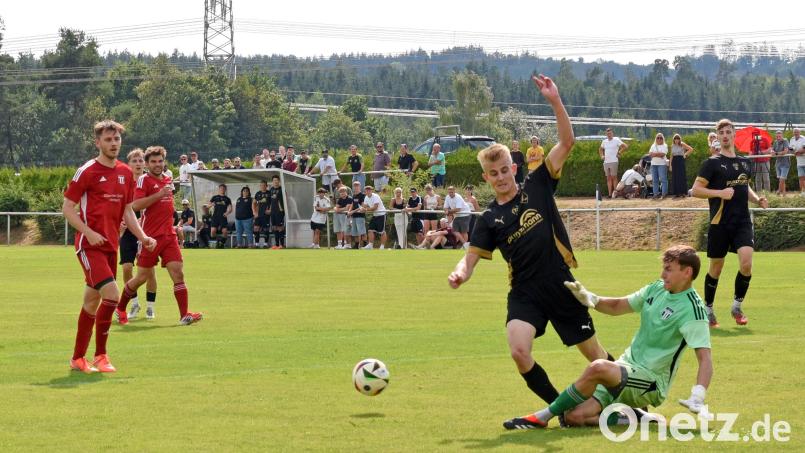 Der FC Tirschenreuth gewann am Sonntag beim TSV Konnersreuth mit 4:0. In dieser Szene klärt TSV-Torwart Henryk Hecht gegen Jakob Völkl. Bild: Rudi Gebert