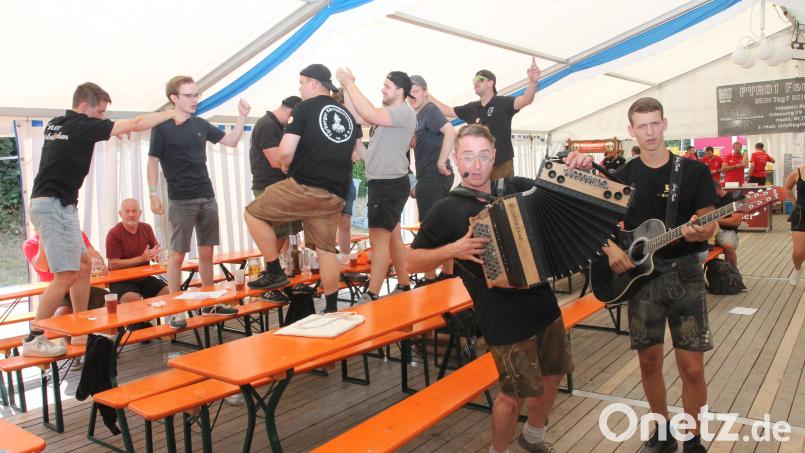 "Die Bockad'n" sorgen für Stimmung. Bild: Josef Pilfusek