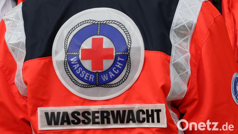 Ein 17-Jähriger ist nach einem Sprung in den Main-Donau-Kanal verstorben. Symbolbild: Bodo Schackow/dpa