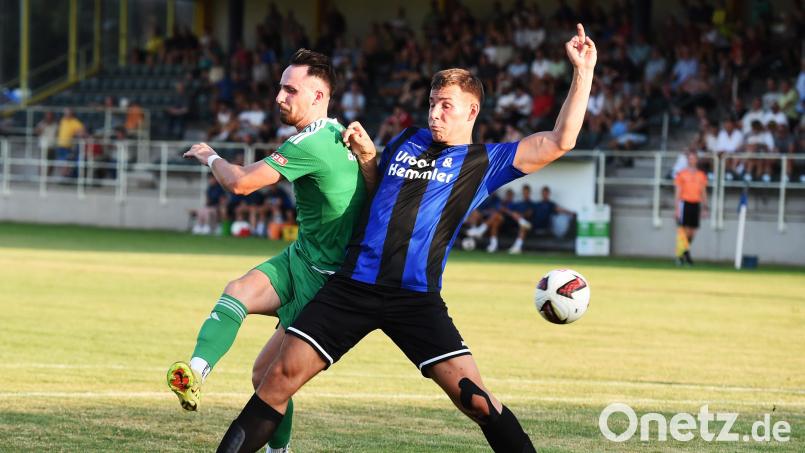 Die SpVgg SV Weiden spielt am 25. August im Achtelfinale des bayerischen Pokals gegen den SSV Jahn Regensburg. Das ursprünglich für 22. August angesetzte Bayernliga-Spiel in Hof soll nun verlegt werden. Die Szene stammt aus dem Pokal-Zweitrundenspiel gegen die SpVgg Ansbach. Bild: Büttner