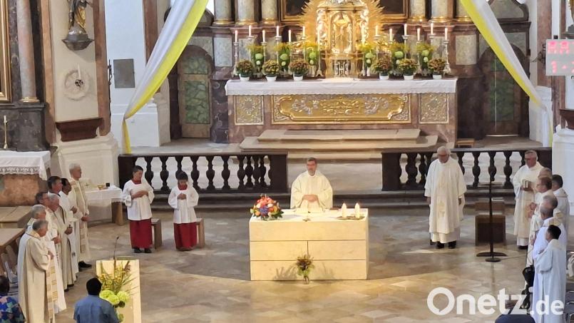 Mit einem Festgottesdienst feierten die Salesianer Don Boscos im Kloster Ensdorf Professjubiläen und die Einführung eines neuen Direktors. Bild: Lothar Trager