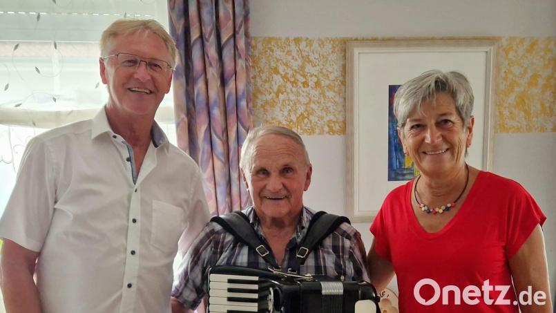 Als offizielle Vertreter der Pfarrei und der Kommune gratulierten Sprecherin Angela Dausch zusammen mit ihrem Ehemann, dem 2. Bürgermeister Karlheinz Dausch (links), Hans Gietl zum 90. Geburtstag. Bild: mab