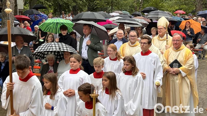 Nur ein paar Tropfen gab es beim Einzug des Weihbischofs am Vormittag. Bild: Marianne Moosburger
