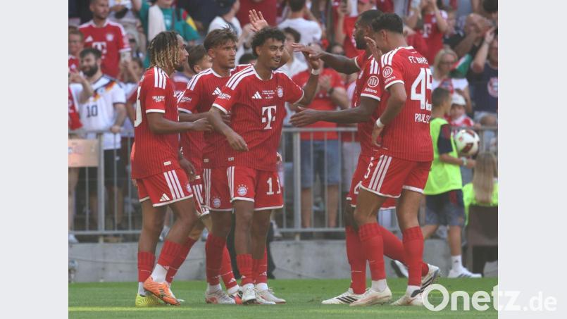 Die Bayern feiern Nene Brown und sein erstes Tor für den Deutschen Meister. Beim 2.1 gegen RB Leipzig machte er den zweiten Treffer. Bild: Karl-Josef Hildenbrand/dpa