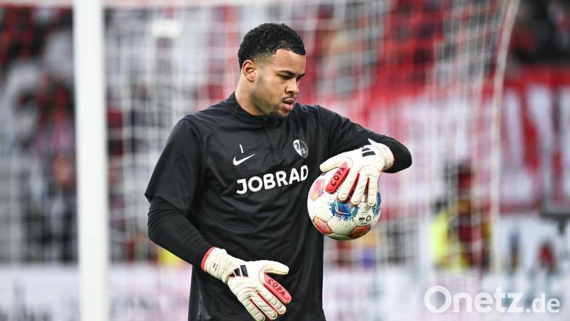 Eintracht Frankfurt soll über eine Verpflichtung von Noah Atubolu nachdenken. (Archivbild) Bild: Silas Stein/dpa