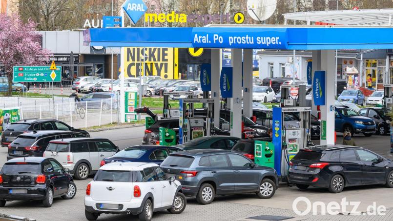 In Polen gilt vorübergehend eine gesenkte Mehrwertsteuer auf Benzin und Diesel. (Archivbild) Bild: Patrick Pleul/dpa