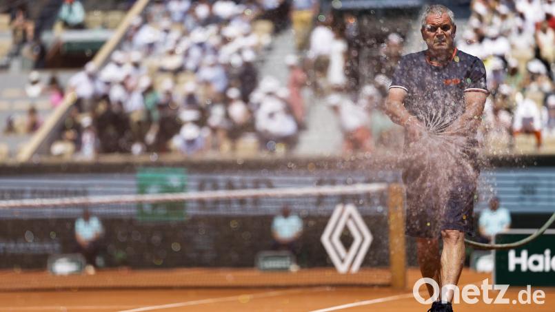 Damit ein Sandplatz beim Tennis seine Struktur behält und gut bespielbar bleibt, muss er regelmäßig bewässert werden. Symbolbild: Jean-Francois Badias/dpa