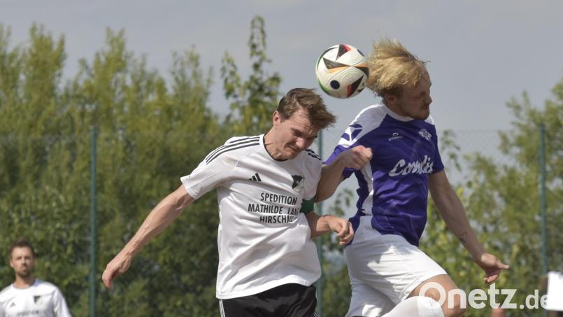 Der TSV Detag Wernberg (lila) gewinnt das Derby beim SV Kemnath a. B. (weiß) mit 2:0. Bild: Hans Mark