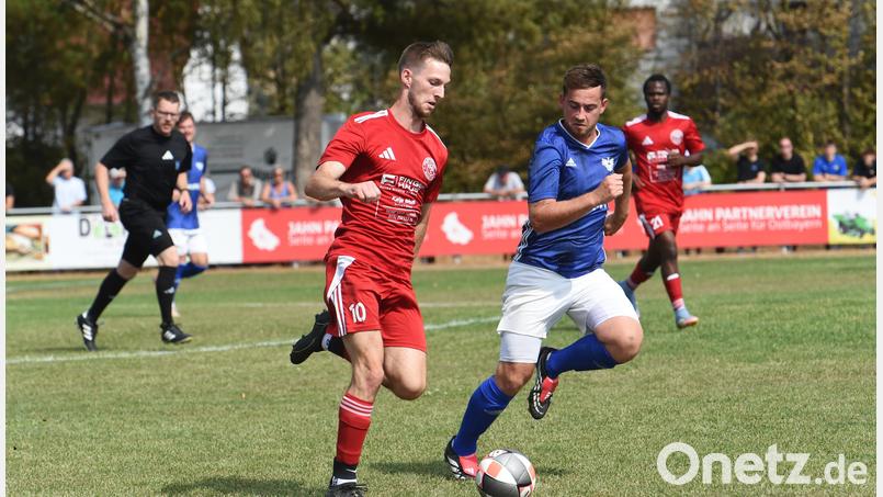 Die DJK Ensdorf (rechts Stefan Grabinger) siegte beim VfB Rothenstadt (links Dominik Prem) mit 3:0. Bild: Gerhard Büttner