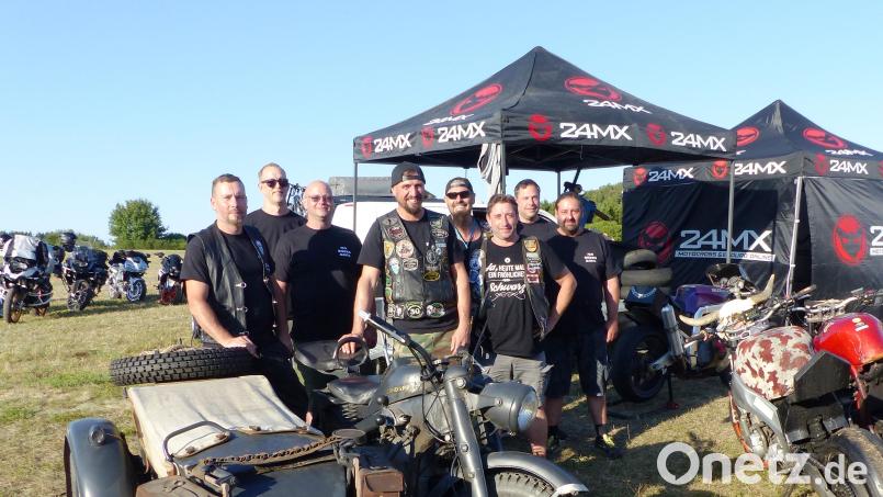 Der harte Kern der Kastler Fun-Bikers mit ihrem "Präsidenten" Daniel Geitner (Mitte) und einer original Elefanten-Zündapp. Bild: Josef Piehler