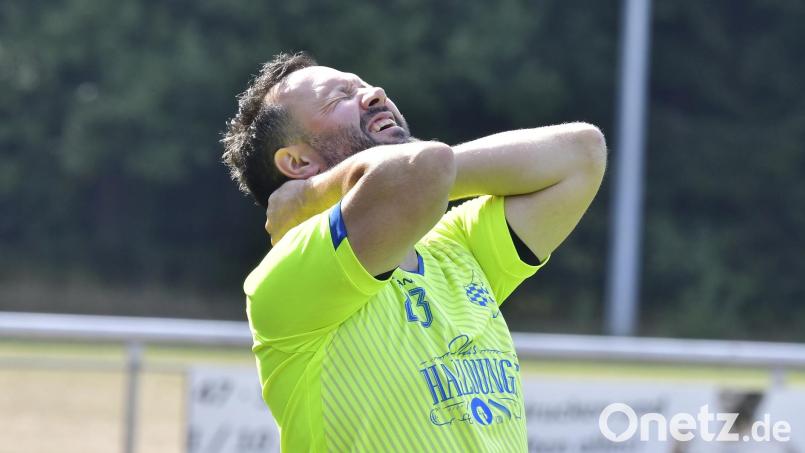 Die Gefühlswelt von Loderhofs Trainer Oliver Harsch-Hausmann, nachdem seine Mannschaft im Derby bereits nach 12 Minuten mit 0:3 zurücklag. Bild: Hubert Ziegler