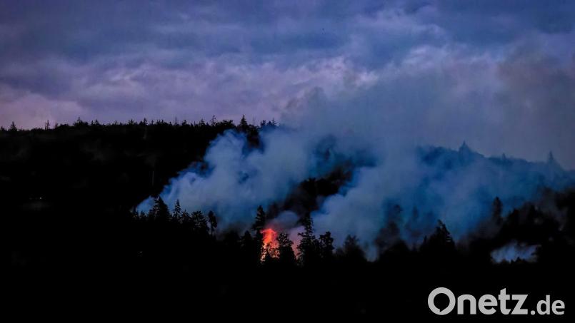 In der Nacht zum Samstag waren die Rauchschwaden und der Feuerschein über dem Johannisberg weithin zu sehen. Bild: Hermann Koch