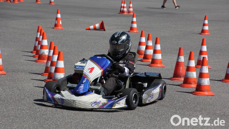 Mit Vollgas durch die Pylonen und für einen guten Zweck: Fast 200 Kartfahrer/innen machten mit. Bild: Konrad Rosner