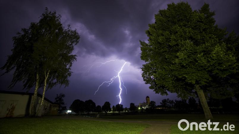 Ein Gewitter mit Blitzeinschlag beendet am Sonntagabend das Kino-Open-Air in Weiden vorzeitig. Besucher kamen nicht zu Schaden. Symbolbild: Rene Ruprecht/dpa