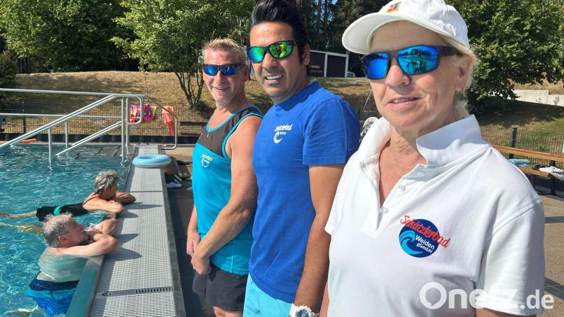 Sie gehören zum Team der Rettungsschwimmer´(von rechts): Anni Struck, Mahdi Panahi und Gerald Lang übernehmen die Badeaufsicht und sorgen dafür, dass die Anlage sauber und funktionsfähig ist. Bild: ck