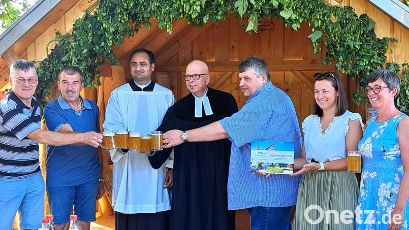 Sie stoßen gemeinsam, mit Illschwanger Hopfenbier, auf ein gelungenes Werk an (von links): Helmit Ibler, Hermann Weiß, Pfarrvikar Yeruva, Pfarrer Schertel, Bürgermeister Dehling, Veronika Schmalzl und Michaela Kopp. Bild: Norbert Weis