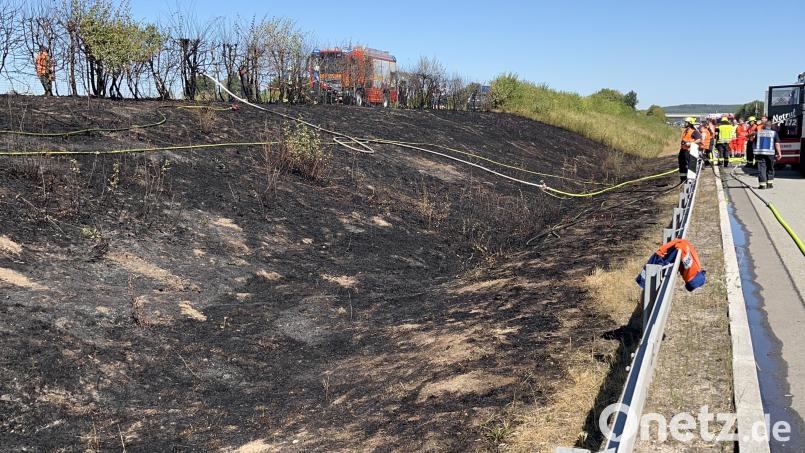 An der A 93 bei Nabburg hat es am Freitagmittag gebrannt. Eine Böschung hatte Feuer gefangen. Bild: Autobahnpolizeistation Schwandorf