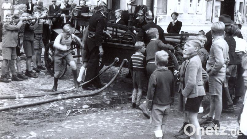 In der Innenstadt demonstrierte die Feuerwehr mit fünf Rohren, dass aus den Hydranten innerhalb kürzester Zeit ausreichend Wasser kam, um Brände wirkungsvoll zu bekämpfen. Bild: Archiv Sepp Strobl