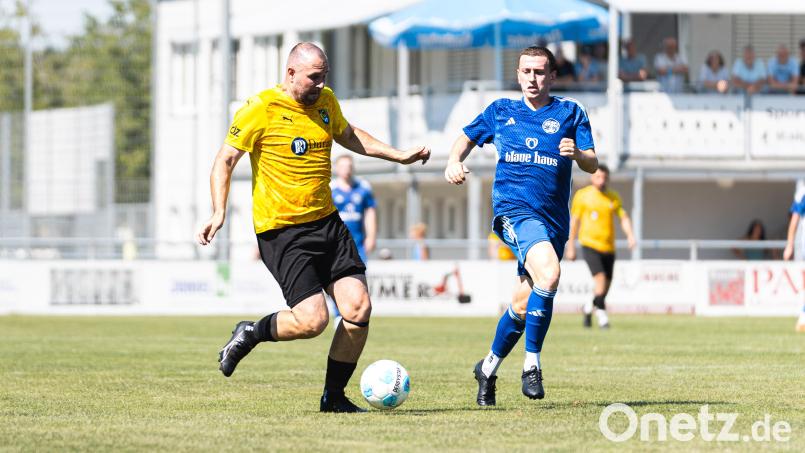Oktay Türksever (links) trug am Samstag in Raigering das letzte Mal das Trikot des FC Amberg II. Bild: Hannah Dirscherl
