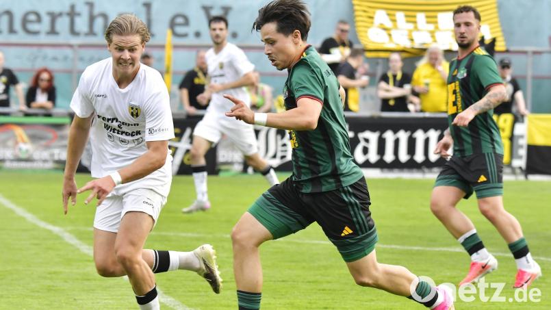 Tanyel Deliboyraz (Mitte) sorgte für das 1:1 der DJK Ammerthal in Stadeln. Bild: Hubert Ziegler