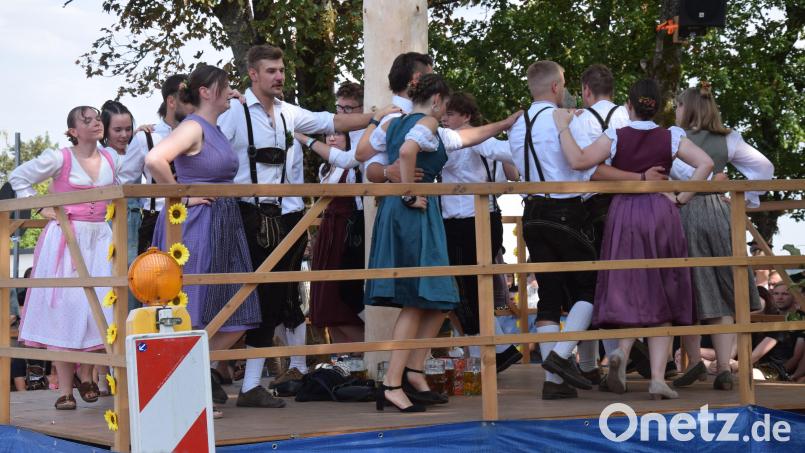 35 Grad im Schatten, doch das Mühlradl hat sich spielend leicht beim Baumaustanzen der zehn Kirwa-Paare am Festplatz bei der Bruder-Konrad-Kirche gedreht. Bild: Paul Böhm