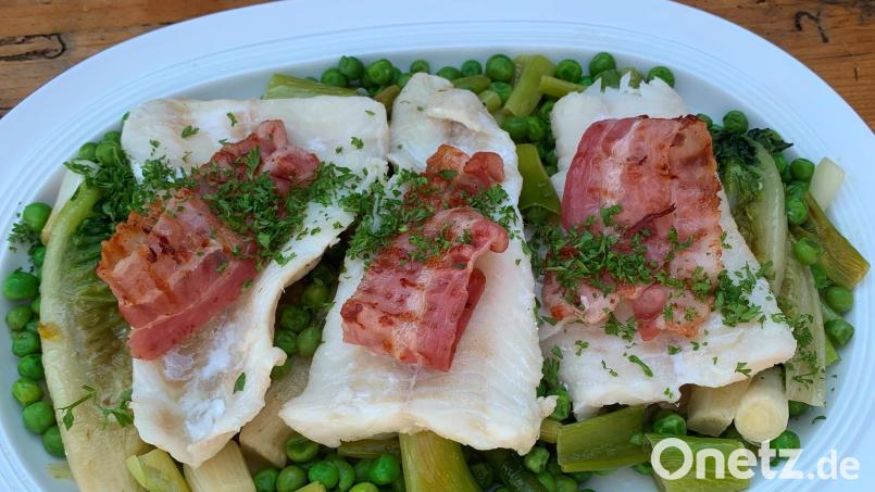 Die Fischfilets werden gekrönt von knusprigem Schinkenspeck. Bild: Michael Schiffer