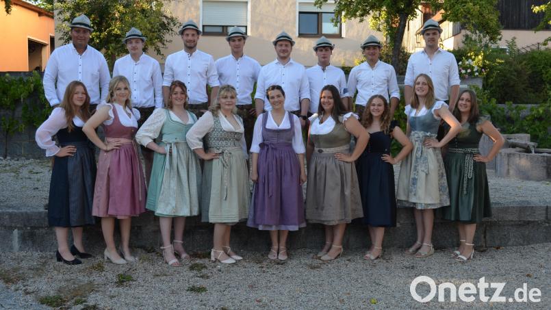 Die Etsdorfer Kirwapaare freuen sich auf ihre Kirwa. Bild: Sandra Preitschaft