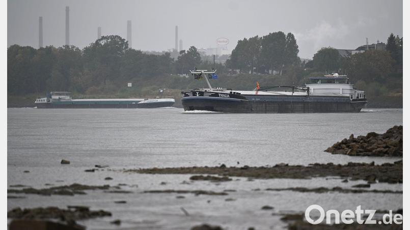 Da sind dann doch mal zwei Frachtschiffe zu sehen: Blick auf den Rhein mit dem Henkel-Werk im Hintergrund. Bild: Wolf von Dewitz/dpa