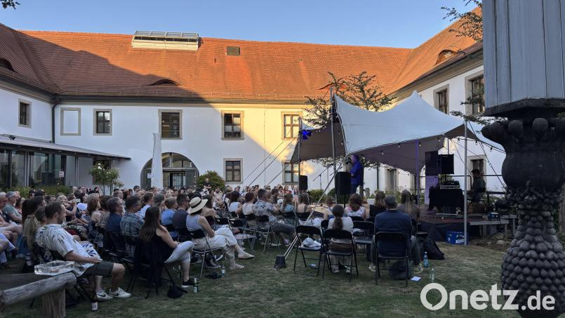 Die Zuschauer in der Regionalbibliothek Weiden haben Spaß beim Open-Air-Poetry-Slam. Bild: Marie Panzer