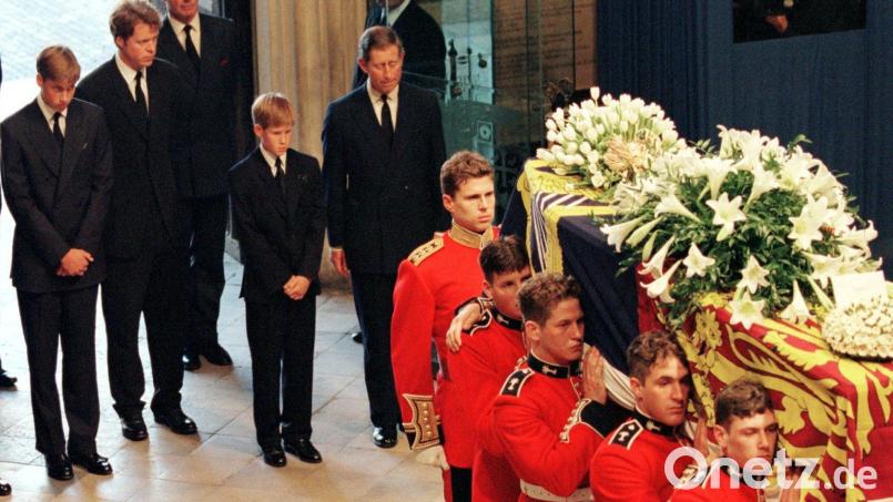 Dianas Bruder Charles Spencer (2. v. l.) bei der Trauerfeier für die Verstorbene am 6. September 1997. (Archivbild) Bild: --/epa/dpa