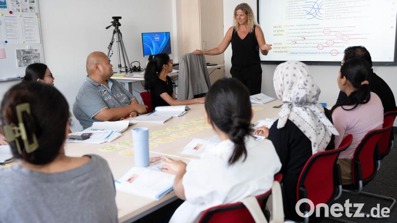 KNO-Sprachlehrerin Susanne Weimann unterrichtet die internationalen Pflegekräfte in Deutsch. Ziel ist das B2-Niveau. Bild: Gabi Schönberger