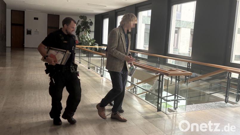 Ein Justizbeamter begleitet den mutmaßlichen Testamentfälscher nach dem dritten Verhandlungstag aus dem Großen Sitzungssaal des Landgerichts Weiden. Bild: Jonas Pieronczyk