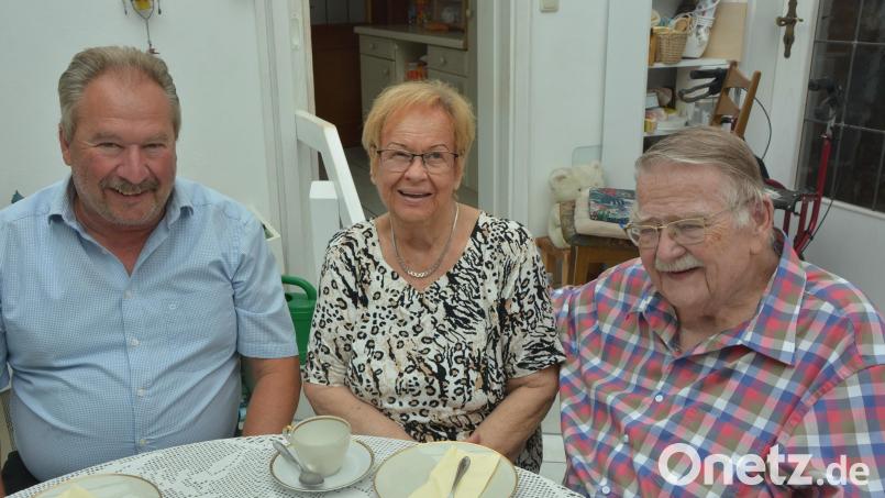 2. Bürgermeister Johann Brandl (links) gratulierte Gerda Sperl am Montagnachmittag zu ihrem 85. Geburtstag, den sie in ihrem Elternhaus in Mitterteich feierte. Mit dabei Ehemann Walter, mit dem sie seit 61 Jahren verheiratet ist. Bild: Josef Rosner