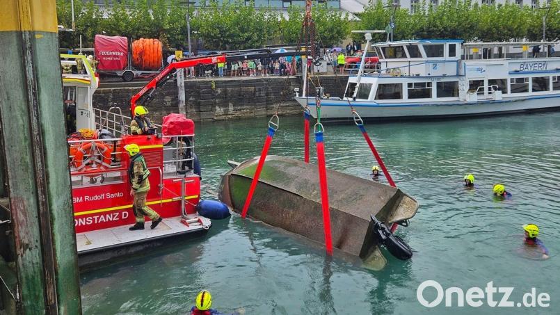 Feuerwehrleute bergen das gekenterte Motorboot. Bild: Handout / Berlin/Feuerwehr Konstanz/dpa