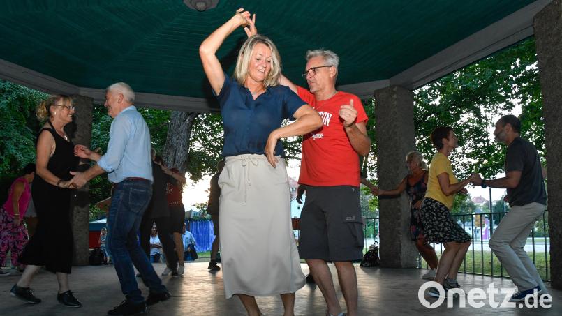 Auch heuer ein kostenloses Sommervergnügen in Amberg: Die Abende im Tanzpavillon im Englischen Garten mit wechselnden Tanzarten. Archivbild: Petra Hartl